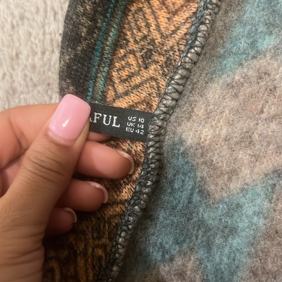 I am selling a cropped fleece have zip butt pull over - Picture 2 of 4